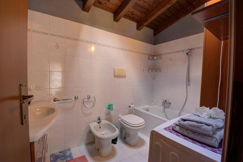 Apartamento Casa Vacanza Angolo Della Corte Como Exterior foto