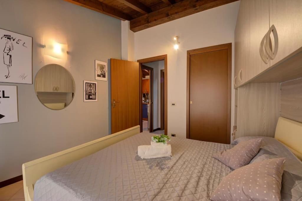 Apartamento Casa Vacanza Angolo Della Corte Como Exterior foto